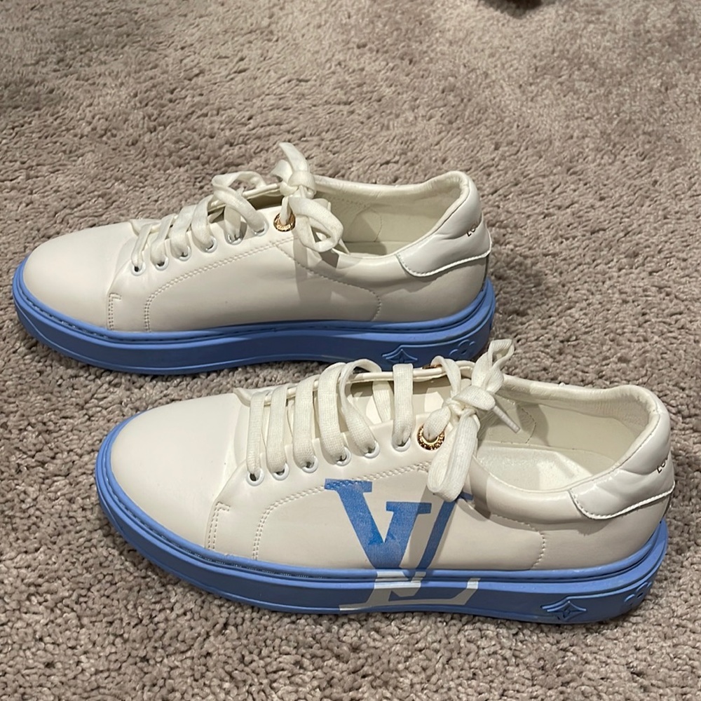 Slightly worn LV sneakers. Size 40